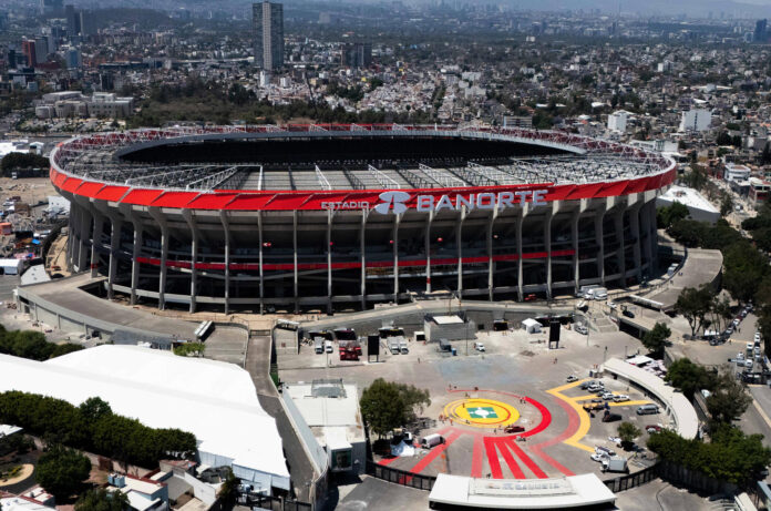 Fotografía aérea que muestra el estadio Azteca 'Banorte' el 27 de marzo de 2026, en Ciudad de México (México). A un mes del arranque de la Copa Mundial de fútbol 2026, México lamenta su papel secundario ante Estados Unidos, por contar con apenas 13 partidos de los más de 100 del torneo, además de la alargada sombra del presidente estadounidense, Donald Trump, que opaca las celebraciones en el país. EFE/ Tomas Pérez
