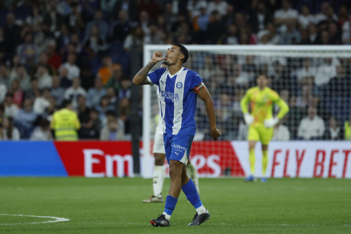 Fotografía de Juanjo Martín. en la que puede verse en una imagen de archivo del 24 de septiembre de 2024 al futbolista del Alavés Carlos Protesoni. EFE
