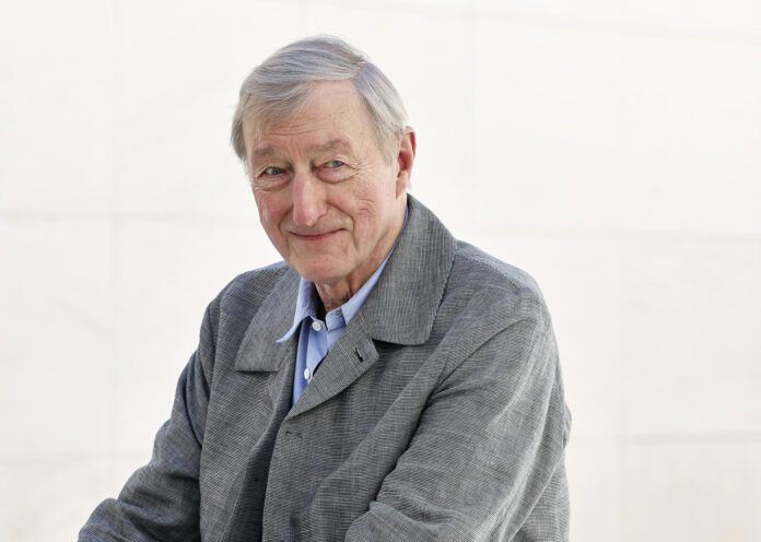 El escritor inglés Julian Barnes, durante la presentación de su último libro, en mayo en Barcelona. EFE/Andreu Dalmau
