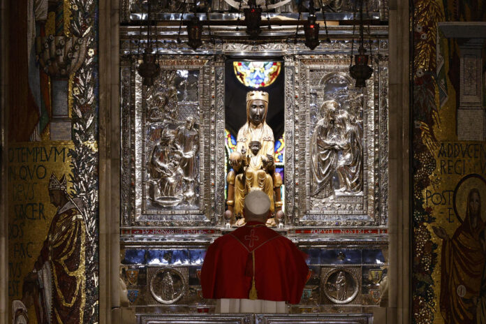 El papa León XIV en la Abadía de Nuestra Señora de Montserrat, una de las paradas más esperadas de su visita de dos días a Cataluña, al tratarse del corazón espiritual e identitario de esta comunidad. EFE/ Quique García
