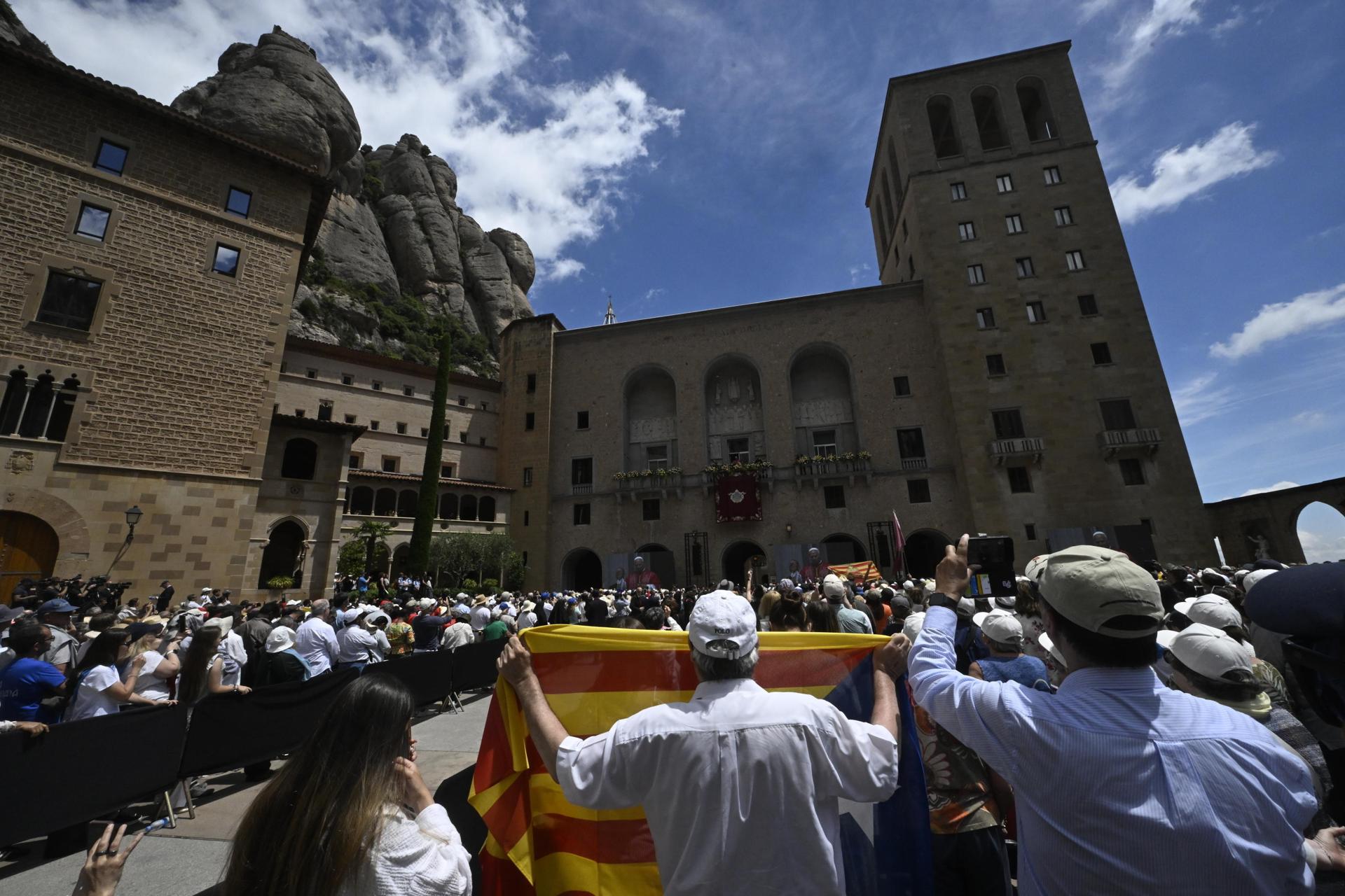 El papa León XIV durante su visita a la Abadía de Nuestra Señora de Montserrat, una de las paradas más esperadas de su visita de dos días a Cataluña, al tratarse del corazón espiritual e identitario de esta comunidad. EFE/EPA/CIRO FUSCO
