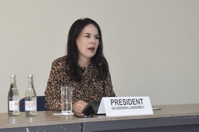 - La presidenta de la Asamblea General de la ONU, Annalena Baerbock, ofrece una rueda de prensa en la sede de la organización en Nairobi. EFE/ Lucía Blanco
