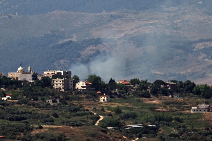.- Humo se eleva tras un ataque israelí en el sur del Líbano, visto desde el lado israelí de la frontera en la Alta Galilea, norte de Israel, 10 de junio de 2026, en medio de un alto el fuego entre Israel y Hezbolá. (Líbano, Hizbulá/Hezbolá) EFE/EPA/ATEF SAFADI
