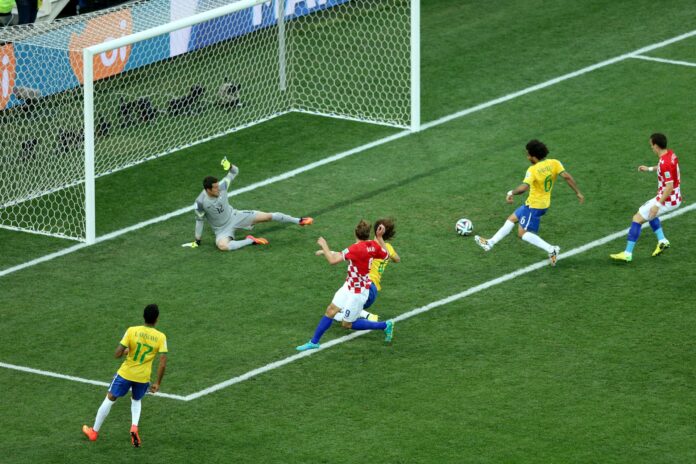 Fotografía de archivo del 12 de junio de 2014 en la que se observa al defensa brasileño Marcelo Vieira (2d) al marcar un gol en propia puerta durante el partido inaugural del Mundial de Fútbol de Brasil 2014 entre Brasil y Croacia en el estadio Arena de São Paulo. EFE/Mauricio Dueñas
