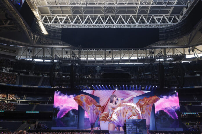 La cantante y compositora estadounidense Taylor Swift durante un concierto en el Bernabéu de Madrid. EFE/JUANJO MARTÍN
