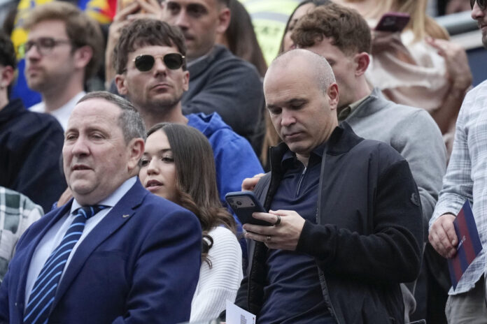 Fotografía de Enric Fontcuberta, en la que puede verse en una imagen de archivo del pasado 11 de abril al exfutbolista Andrés Iniesta. EFE
