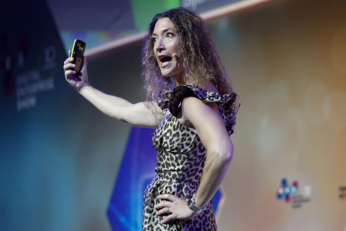 Randi Zuckerberg, emprendedora y fundadora de Zuckerberg Media, durante su ponencia 