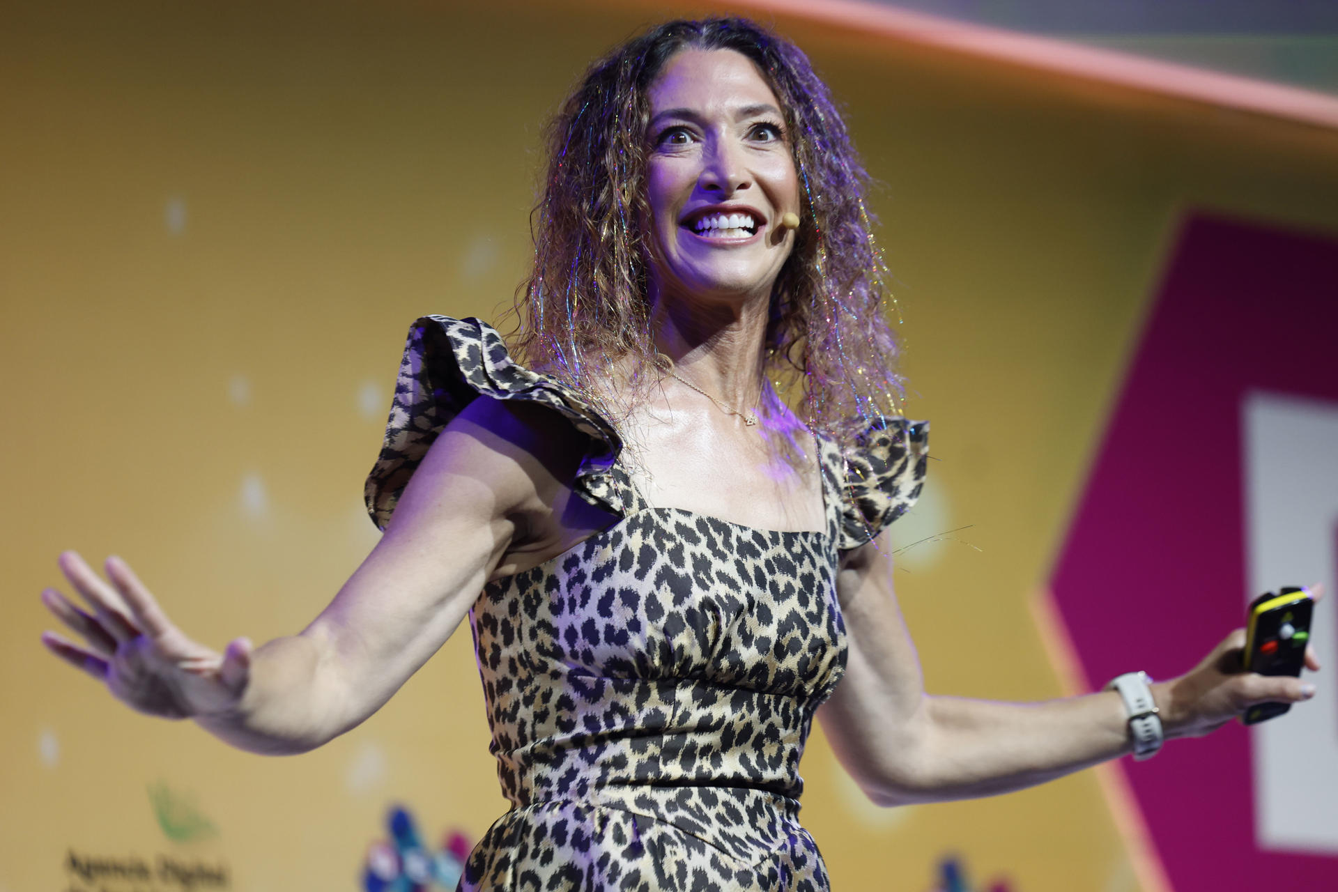 Randi Zuckerberg, emprendedora y fundadora de Zuckerberg Media, durante su ponencia "la IA que cumple", en la que expone cómo la Inteligencia Artificial (IA) está incrementando el retorno de la inversión como palanca real de impulso del negocio, en el Digital Enterprise Show que se celebra en el Palacio de Congresos de Málaga, este miércoles. EFE/Jorge Zapata