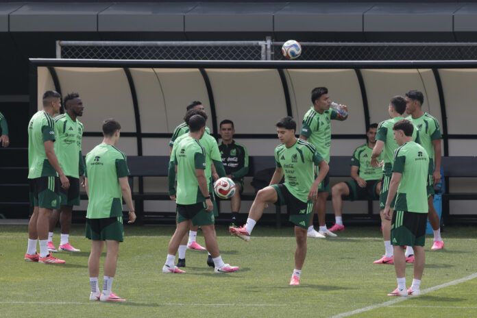 Jugadores de la selección mexicana de fútbol entrenan en el Centro de Alto Rendimiento de la Federación Mexicana de Fútbol en Ciudad de México (México). EFE/José Méndez
