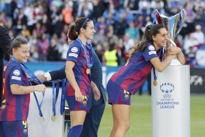 La delantera del Barcelona Kika Nazareth se abraza al trofeo, al término del partido de la final de la Liga de Campeones que FC Barcelona y Olympique de Lyon disputaron en el estadio Ullevaal de Oslo. EFE/Alberto Estévez
