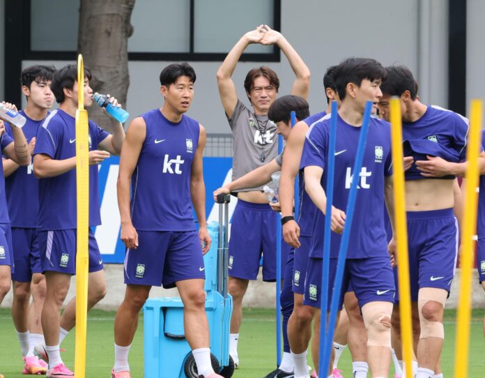 Jugadores de Corea del Sur participan en un entrenamiento en Guadalajara, (México). EFE/EPA/YONHAP SOUTH KOREA OUT

