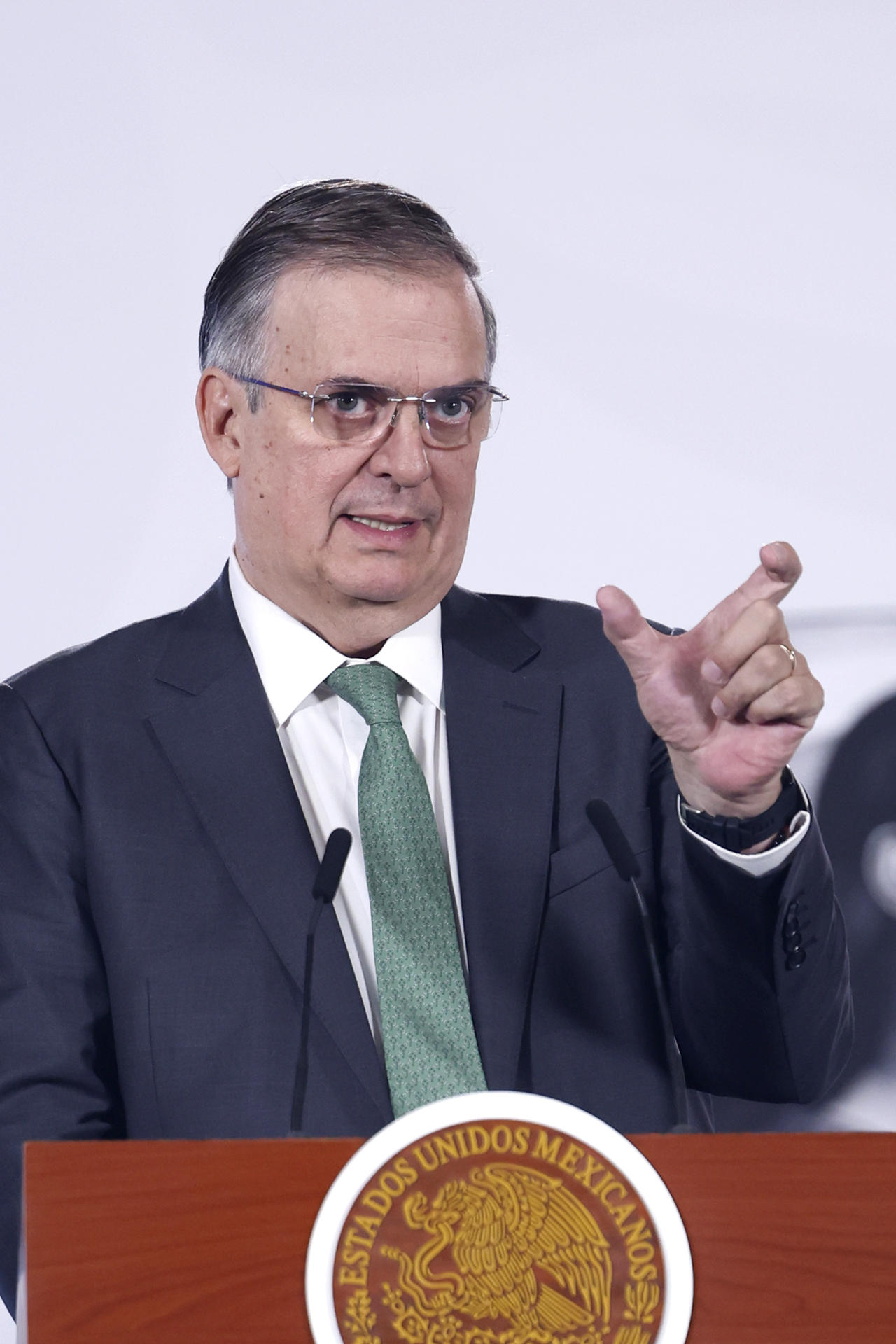 El secretario de Economía, Marcelo Ebrard, habla durante una rueda de prensa este miércoles en Palacio Nacional de la Ciudad de México (México). EFE/Sáshenka Gutiérrez
