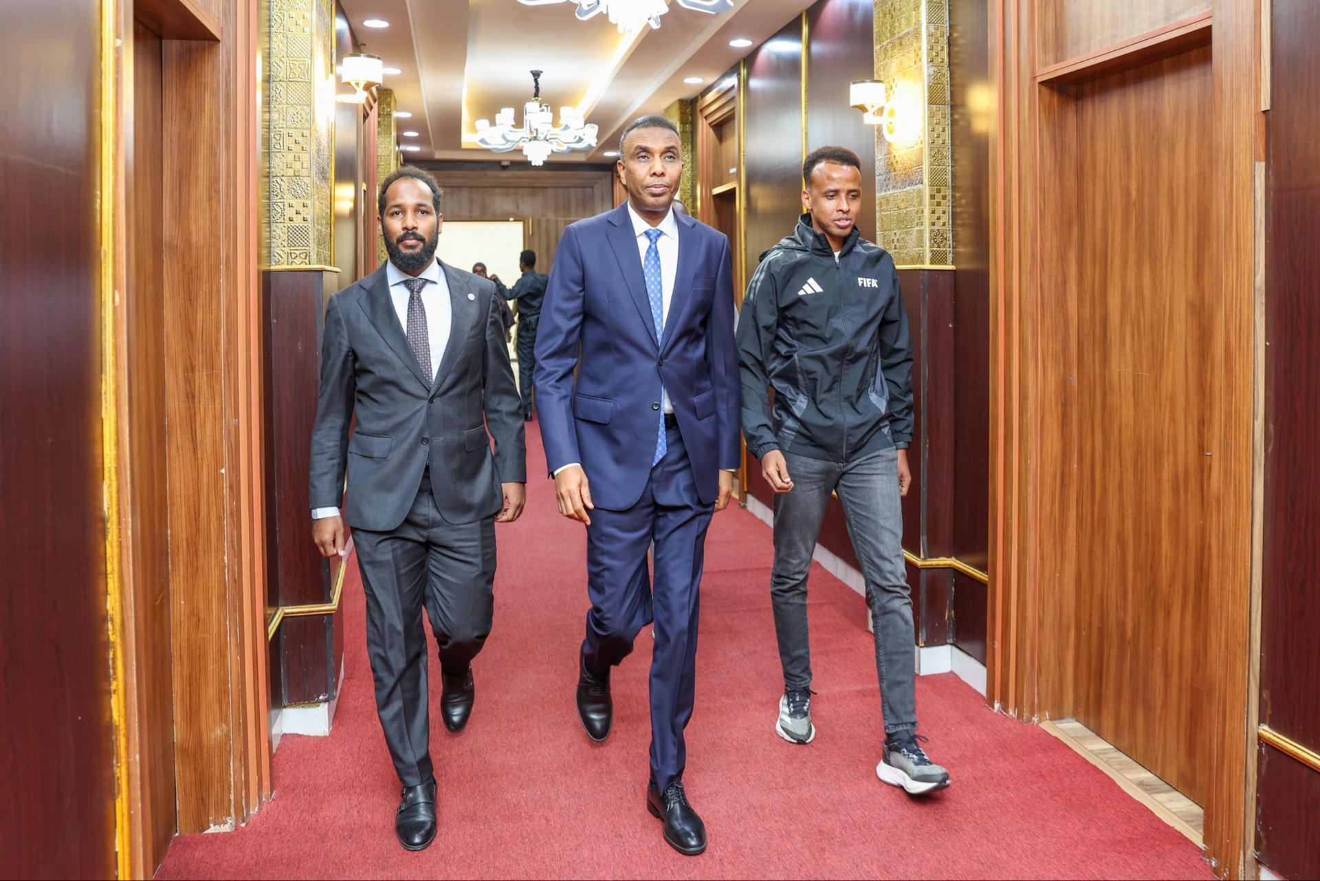 El árbitro somalí Omar Abdulkadir Artan (d), cuya entrada a Estados Unidos fue denegada la semana pasada cuando iba a participar en el Mundial de fútbol, es recibido este miércoles por el primer ministro somalí, Hamza Abdi Barre (c). EFE/ Cuenta Oficial de X del Primer Ministro de Somalia  - SOLO USO EDITORIAL/SOLO DISPONIBLE PARA ILUSTRAR LA NOTICIA QUE ACOMPAÑA (CRÉDITO OBLIGATORIO) -
