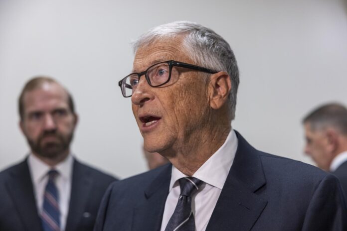 Bill Gates (c), cofundador de Microsoft, fue captado este 10 de junio, al atender a la prensa, antes de testificar ante el Comité de Supervisión de la Cámara de Representantes de EE.UU. que investiga el caso del delincuente sexual Jeffery Epstein, en Washington DC (EE.UU.). EFE/Jim Lo Scalzo
