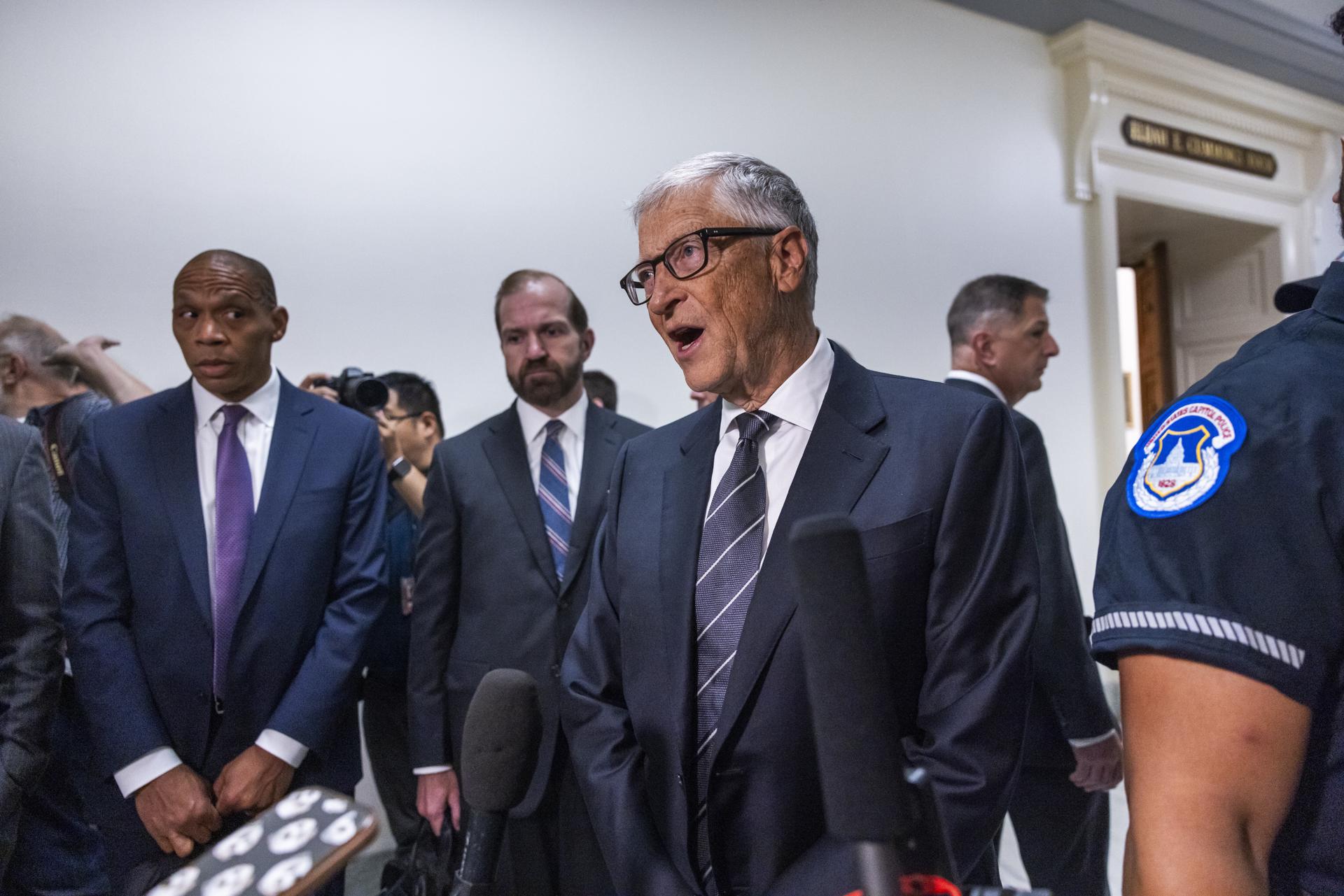 Bill Gates (c), cofundador de Microsoft, fue captado este 10 de junio, al atender a la prensa, antes de testificar ante el Comité de Supervisión de la Cámara de Representantes de EE.UU. que investiga el caso del delincuente sexual Jeffery Epstein, en Washington DC (EE.UU.). EFE/Jim Lo Scalzo