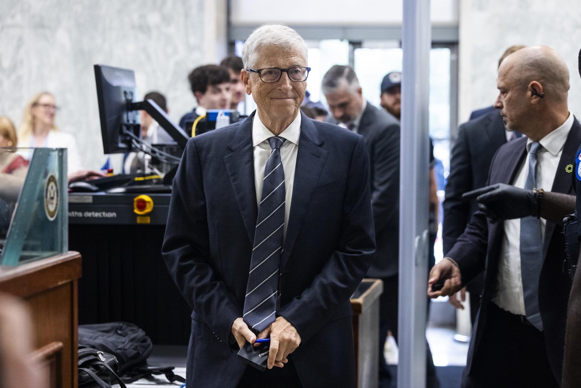 Bill Gates (c), cofundador de Microsoft, fue captado este 10 de junio, al ingresar a testificar ante el Comité de Supervisión de la Cámara de Representantes de EE.UU. que investiga el caso del delincuente sexual Jeffery Epstein, en Washington DC (EE.UU.). EFE/Jim Lo Scalzo
