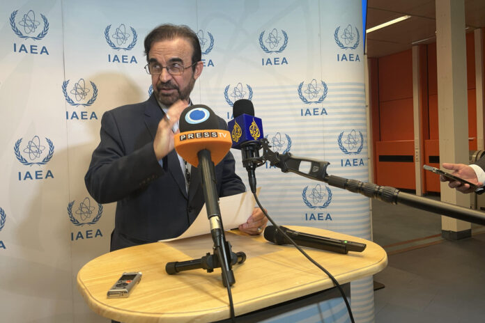 El embajador de Irán ante el OIEA, Ali Reza Najafi, en rueda de prensa en Viena este miércoles. La Junta de Gobernadores del Organismo Internacional de Energía Atómica (OIEA) adoptó este miércoles en Viena una resolución en la que exige a Irán que permita el acceso a los inspectores internacionales a sus instalaciones nucleares para verificar sus inventarios de materiales fisibles. EFE/ Jordi Kuhs
