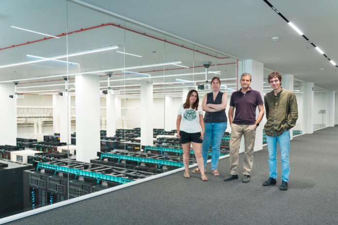 De izq. a dcha: Saioa Manzano-Morales, Marina Marcet-Houben, Toni Gabaldón y Moisès Bernabeu, autores del estudio e investigadores del grupo de Genómica Comparada que lidera el Dr. Gabaldón en el BSC y el IRB Barcelona. Fotografía cedida por Mario Ejarque / BSC
