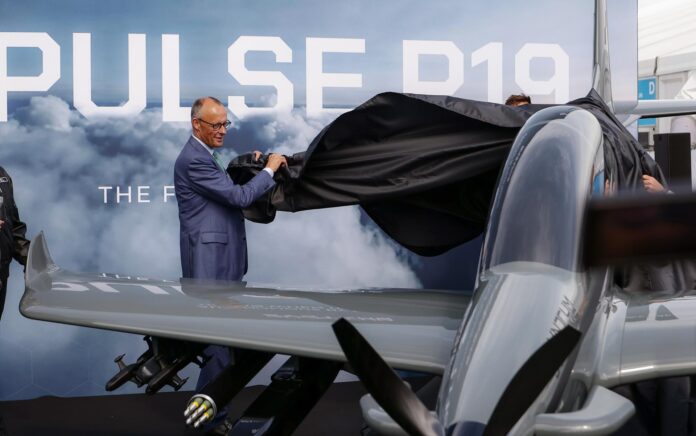 El Canciller alemán Friedrich Merz participa en la presentación de un prototipo del dron multipropósito de altitud media y gran autonomía Pulse P19 de Quantum-Systems durante la inauguración del Salón Aeronáutico ILA de Berlín 2026 en Schoenefeld, Alemania, el 10 de junio de 2026. La exposición de la industria aeroespacial y de defensa se celebra en el aeropuerto de Berlín-Brandeburgo del 10 al 14 de junio de 2026. (Alemania) EFE/EPA/FILIP SINGER
