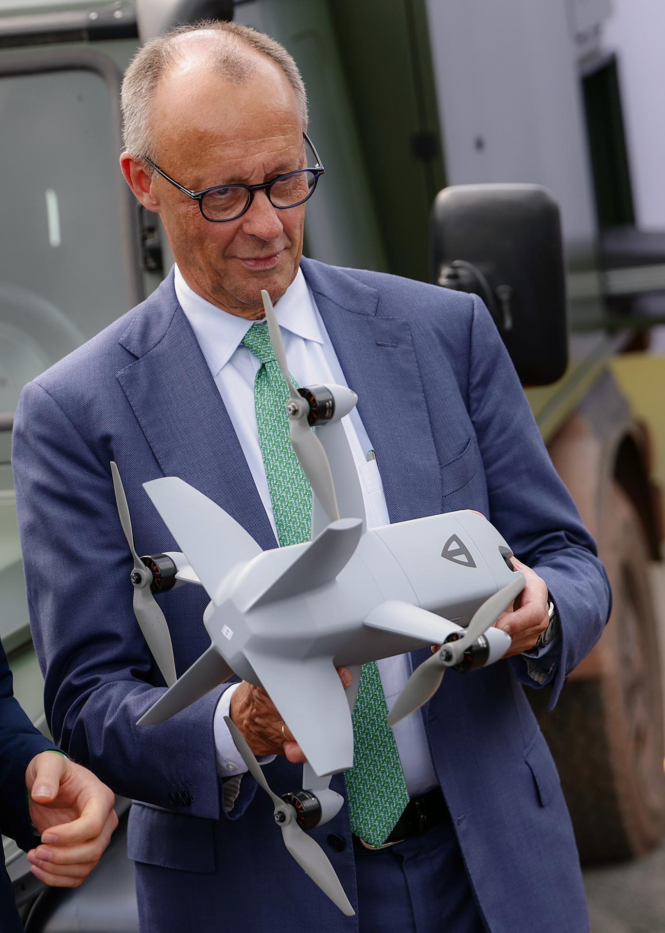 El Canciller alemán Friedrich Merz sostiene un dron TYTAN durante la inauguración de la ILA Berlin Air Show 2026 en Schoenefeld, Alemania, el 10 de junio de 2026. La exposición de la industria aeroespacial y de defensa tiene lugar en el aeropuerto de Berlín-Brandeburgo del 10 al 14 de junio de 2026. (Alemania) EFE/EPA/FILIP SINGER