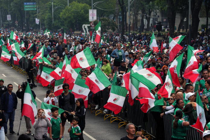 Fotografía del 6 de junio de 2026, de personas realizando una ola humana (movimiento masivo de aficionados), en una de las principales avenidas de la Ciudad de México (México). EFE/Madla Hartz
