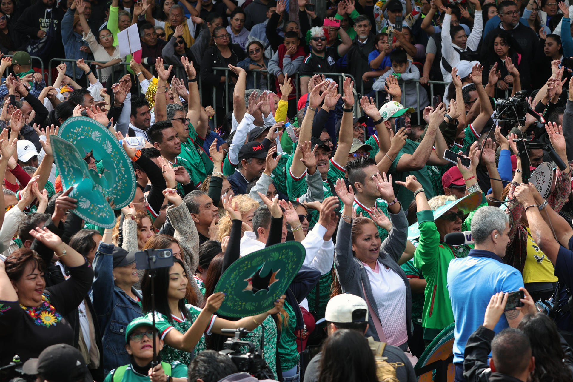 Fotografía del 6 de junio de 2026, de personas realizando una ola humana (movimiento masivo de aficionados), en una de las principales avenidas de la Ciudad de México (México). EFE/Madla Hartz