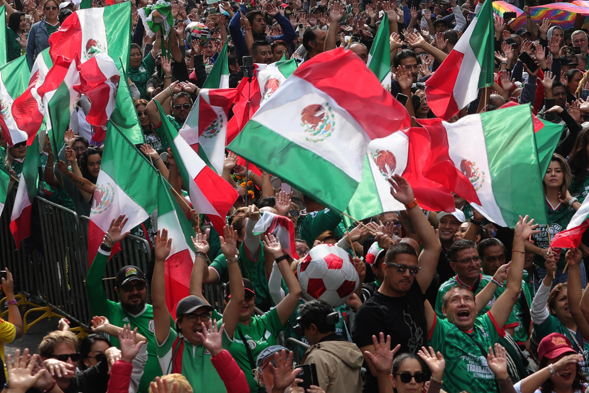 Fotografía del 6 de junio de 2026, de personas realizando una ola humana (movimiento masivo de aficionados), en una de las principales avenidas de la Ciudad de México (México). EFE/Madla Hartz