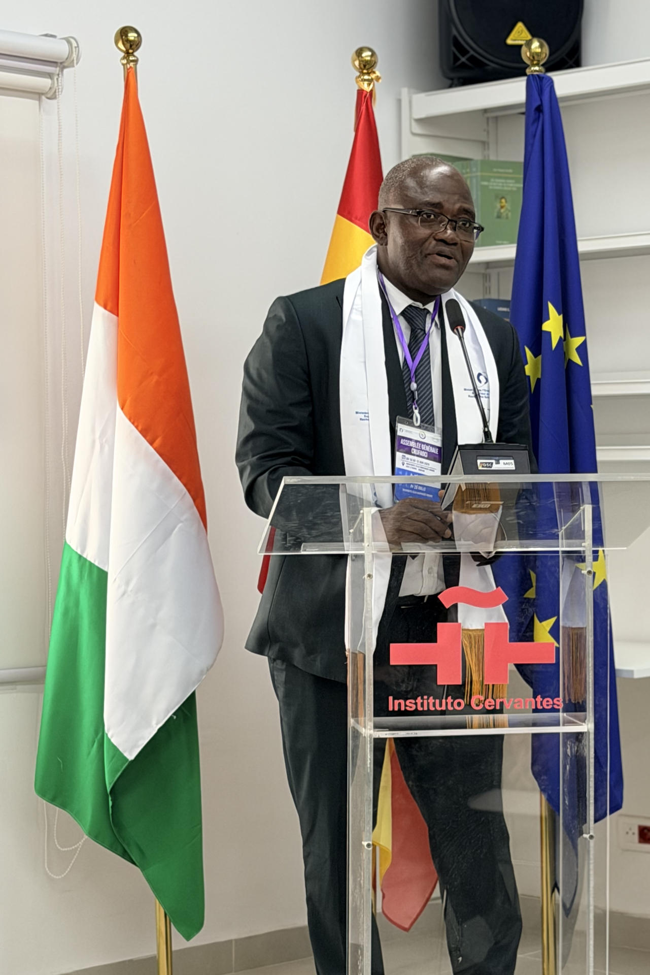 - El presidente de la Universidad Félix Houphouët-Boigny (UFHB), Ballo Zié, durante el discurso de apertura del Aula Cervantes de Abiyán. El Instituto Cervantes y la Universidad Félix Houphouët-Boigny (UFHB) de Abiyán firmaron este miércoles un acuerdo para establecer de forma permanente un aula de la institución española en la capital económica de Costa de Marfil. El Aula Cervantes de Abiyán se convierte así en la segunda presencia permanente del Instituto en África subsahariana, después del centro abierto en Dakar (Senegal) y responde al "enorme interés que despierta nuestra lengua en los jóvenes africanos", dijo Concha Barceló, directora del Centro Cervantes de Dakar. EFE/ Sol Acuña