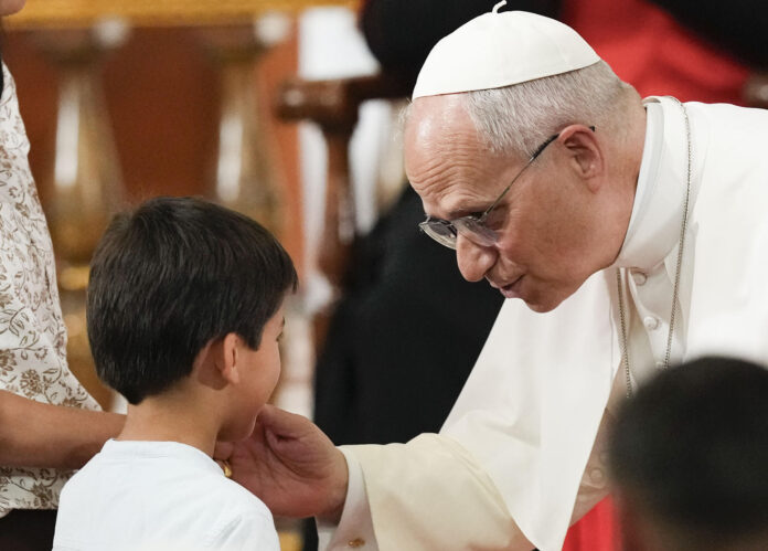 El papa León XIV durante su encuentro con las realidades de Caridad y Asistencia Diocesanas en la Iglesia de Sant Agustí, este miércoles en su visita oficial a España. EFE/Marta Pérez
