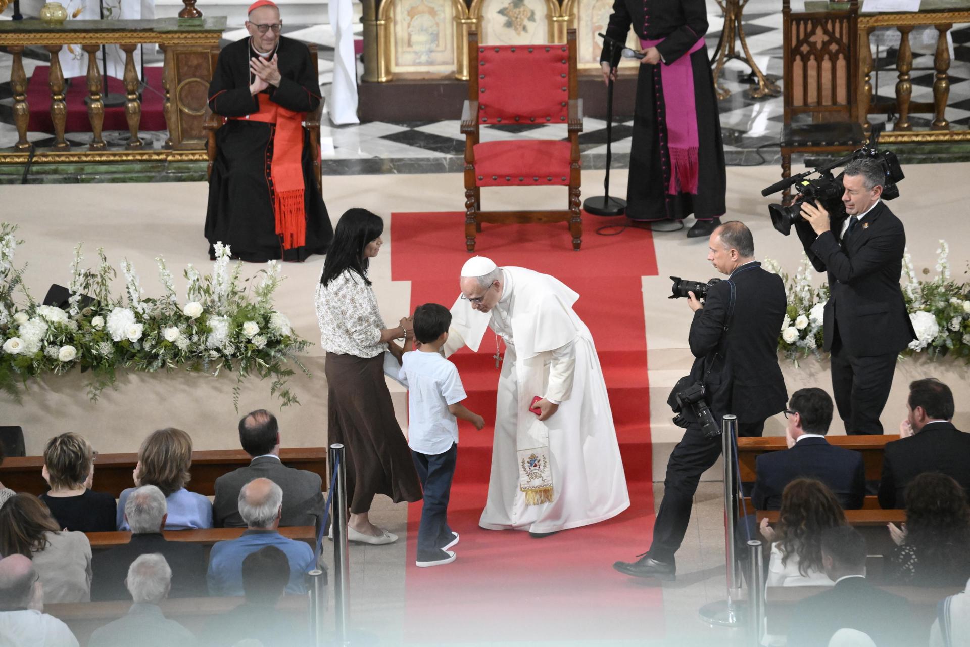 - El Papa León XIV bendice a un niño al llegar para reunirse con organizaciones diocesanas de caridad y bienestar en la Iglesia de Sant Agustí en Montserrat, cerca de Barcelona, España, 10 de junio de 2026. El Papa León XIV visita España del 06 al 12 de junio de 2026, con paradas en Madrid, Barcelona y las Islas Canarias. (Papa, España) EFE/EPA/CIRO FUSCO
