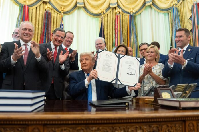 El presidente estadounidense, Donald Trump, muestra la 'Ley de América Segura', firmada en la Oficina Oval de la Casa Blanca en Washington, DC, EE.UU., el 10 de junio de 2026. EFE/AARON SCHWARTZ / POOL
