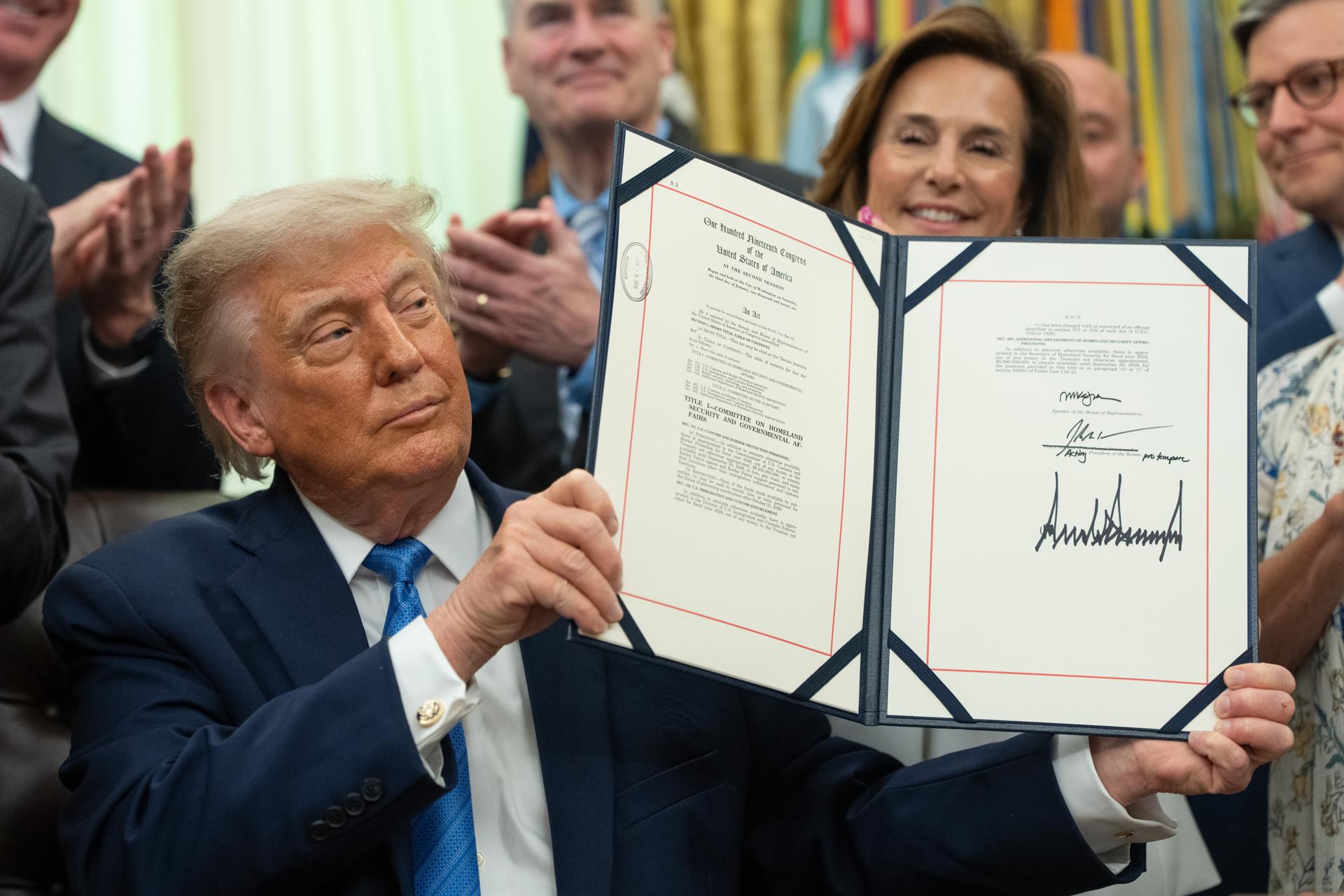 El presidente estadounidense, Donald Trump, muestra la 'Ley de América Segura', firmada en la Oficina Oval de la Casa Blanca en Washington, DC, EE.UU., el 10 de junio de 2026. EFE/AARON SCHWARTZ / POOL
