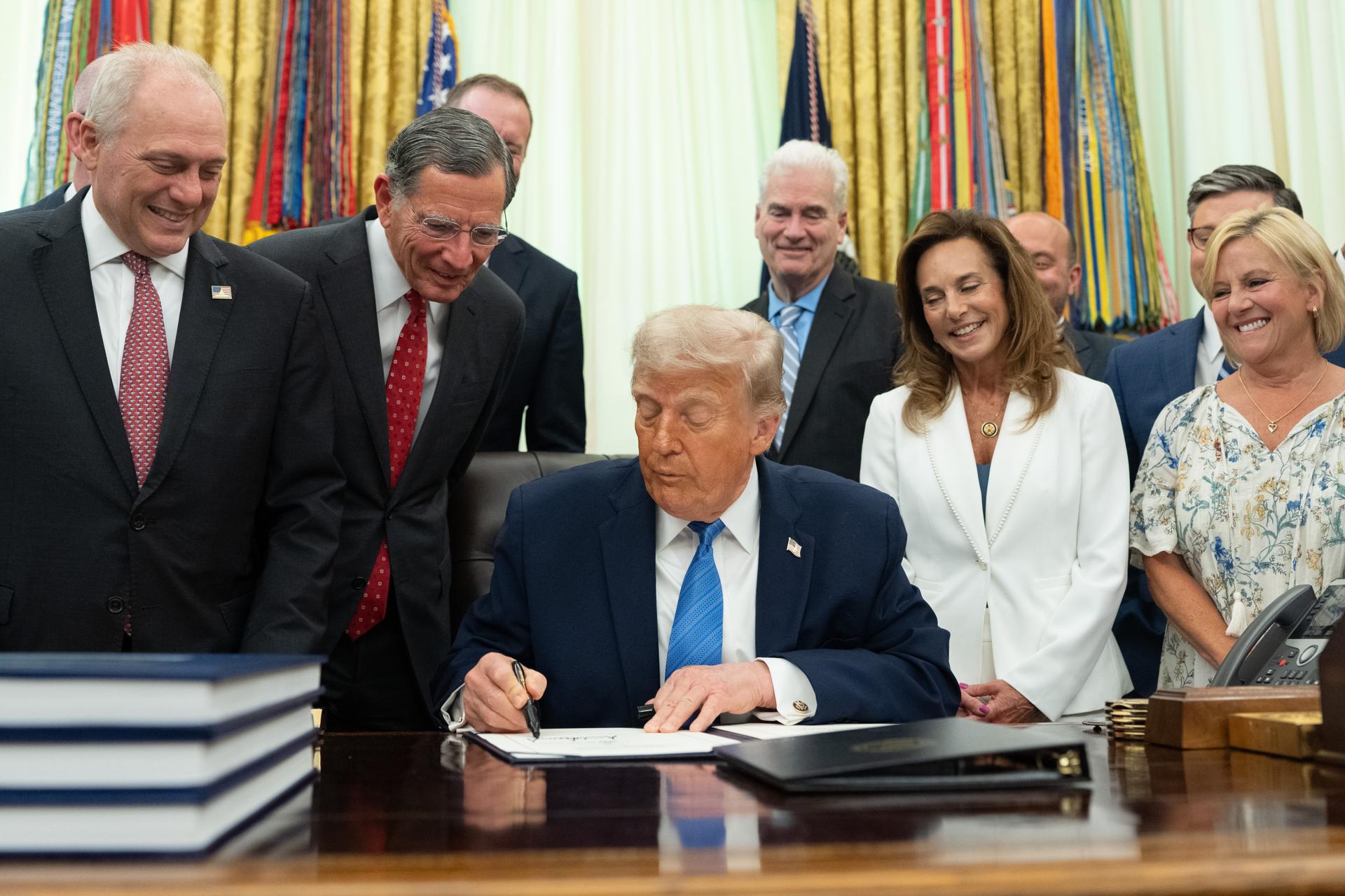 El presidente estadounidense, Donald Trump, firma la 'Ley de América Segura', en la Oficina Oval de la Casa Blanca en Washington, DC, EE.UU., el 10 de junio de 2026. EFE/AARON SCHWARTZ / POOL
