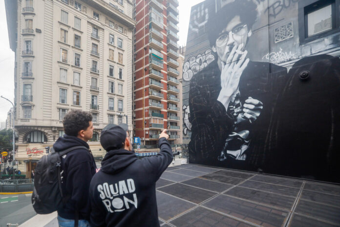 Fotografía del 4 de junio de 2026 que muestra personas observando un mural del músico Charly García, en Buenos Aires (Argentina). EFE/ Juan Ignacio Roncoroni
