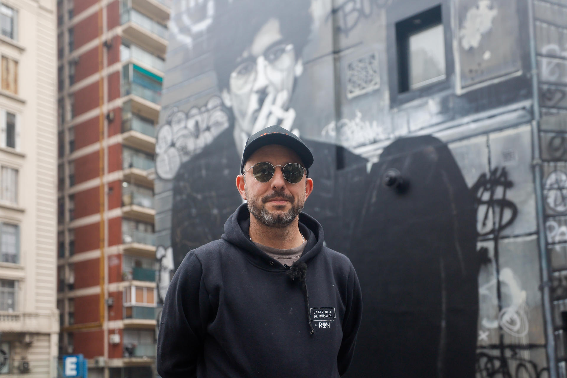 Fotografía del 4 de junio de 2026 que muestra al artista Martín Ron posando junto a su obra, en Buenos Aires (Argentina). EFE/ Juan Ignacio Roncoroni
