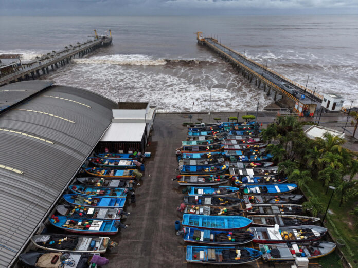 Fotografía aérea que muestra lanchas pesqueras en el Puerto de La Libertad este miércoles, en La Libertad (El Salvador). EFE/ Camilo Alvarenga
