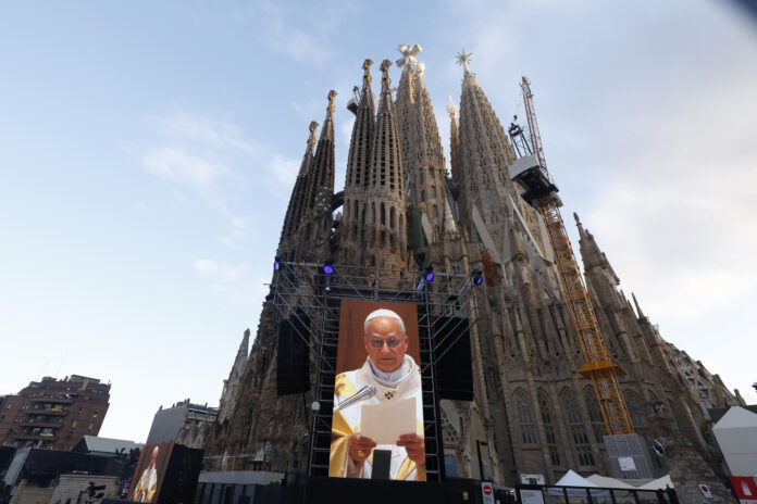 - El papa León XIV oficia la misa solemne en la Sagrada Familia por el centenario de la muerte del arquitecto Antoni Gaudí, este miércoles en Barcelona dentro de su visita oficial a España. Al finalizar la misa llegará el acto de bendición de la Torre de Jesús, que se eleva a 172,5 metros y que es la culminación de la Iglesia católica más alta del mundo. EFE/Quique García
