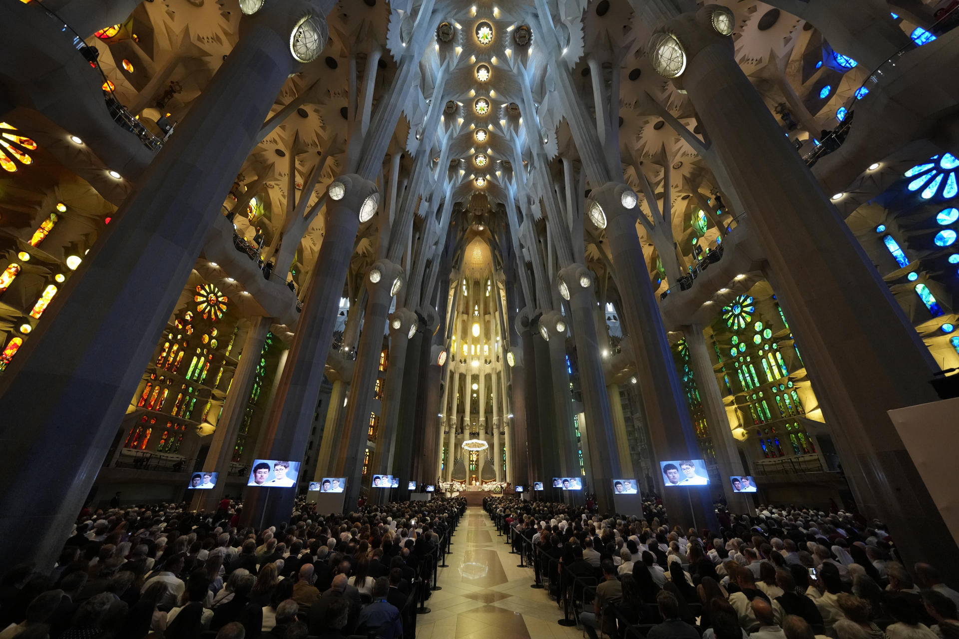 El papa León XIV oficia la misa solemne en la Sagrada Familia por el centenario de la muerte del arquitecto Antoni Gaudí, este miércoles en Barcelona dentro de su visita oficial a España. Al finalizar la misa llegará el acto de bendición de la Torre de Jesús, que se eleva a 172,5 metros y que es la culminación de la Iglesia católica más alta del mundo. EFE/Alejandro García
