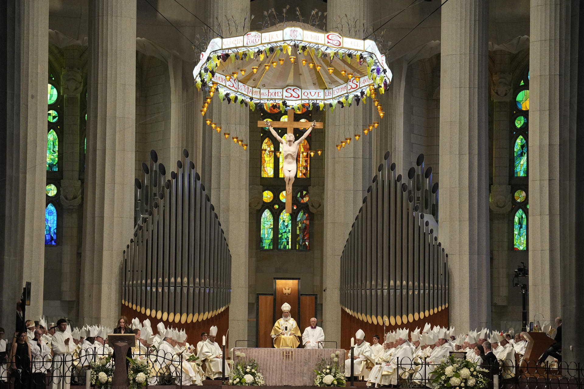 El papa León XIV oficia la misa solemne en la Sagrada Familia por el centenario de la muerte del arquitecto Antoni Gaudí, este miércoles en Barcelona dentro de su visita oficial a España. Al finalizar la misa llegará el acto de bendición de la Torre de Jesús, que se eleva a 172,5 metros y que es la culminación de la Iglesia católica más alta del mundo. EFE/Alejandro García