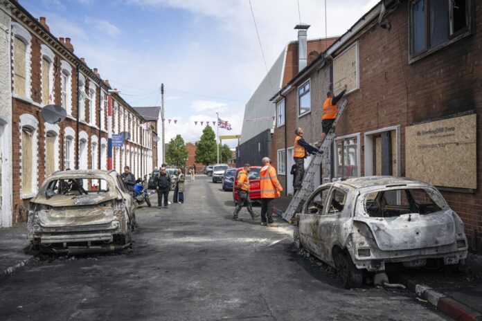 - Los trabajadores limpian la calle Lendrick tras los disturbios en Belfast, Irlanda del Norte, 10 de junio de 2026. El Servicio de Policía de Irlanda del Norte (PSNI) informó de una noche de disturbios en toda Irlanda del Norte el 9 de junio, con incidentes en varias ciudades, incluida la zona metropolitana de Belfast. La violencia se produjo tras el intento de asesinato de un hombre en la zona de Kinnaird Avenue, al norte de Belfast, que permanece en el hospital con heridas graves. Hasta el momento, tres personas han sido detenidas en Belfast tras los disturbios. (Protestas, Disturbios, Irlanda) EFE/EPA/ANDREAS BECKER SOLO PARA USO EDITORIAL
