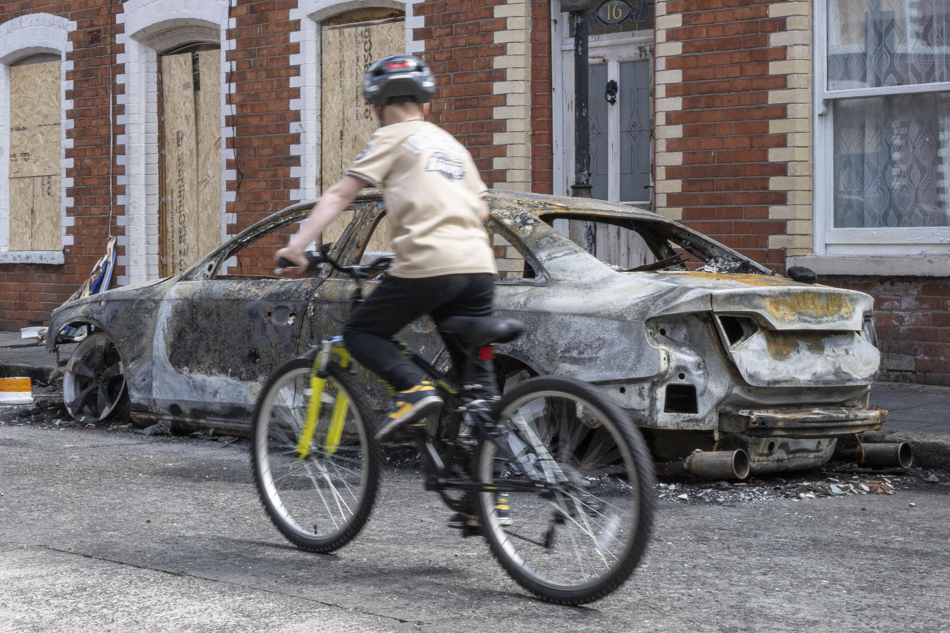 Un coche quemado se observa en McMaster Street tras los disturbios en Belfast, Irlanda del Norte, 10 de junio de 2026. El Servicio de Policía de Irlanda del Norte (PSNI) dijo que hubo una noche de disturbios en toda Irlanda del Norte el 9 de junio, con incidentes reportados en varias ciudades y pueblos, incluido el área metropolitana de Belfast. La violencia se produjo tras el intento de asesinato de un hombre en la zona de Kinnaird Avenue, en el norte de Belfast, que permanece en el hospital con heridas graves. Hasta ahora, tres personas han sido arrestadas en Belfast tras los disturbios. (Protestas, Disturbios, Irlanda) EFE/EPA/ANDREAS BECKER SOLO USO EDITORIAL