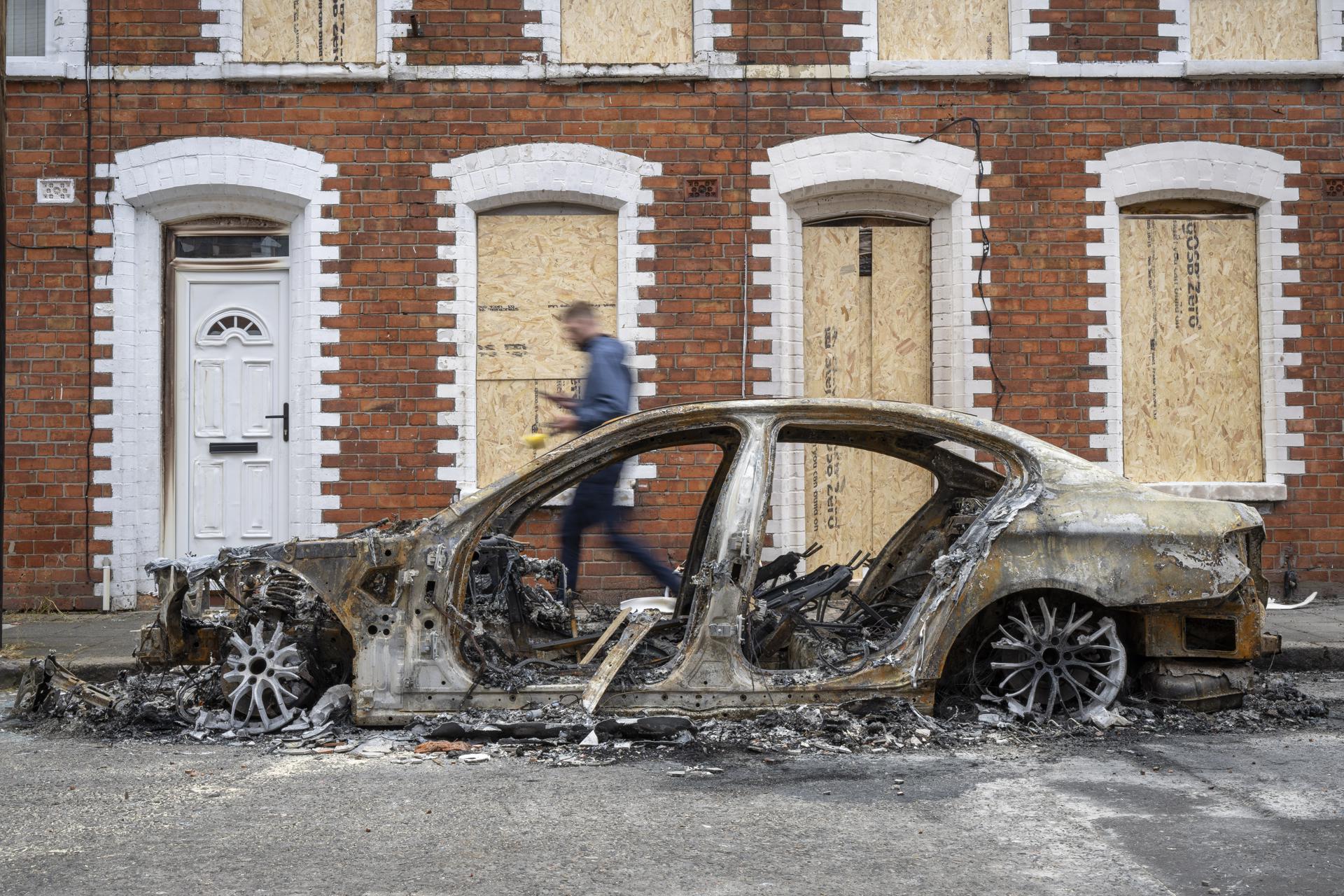 Se observa un coche quemado en McMaster Street tras los disturbios en Belfast, Irlanda del Norte, el 10 de junio de 2026. El Servicio de Policía de Irlanda del Norte (PSNI) informó de una noche de disturbios en toda Irlanda del Norte el 9 de junio, con incidentes reportados en varias ciudades y pueblos, incluyendo la Gran Belfast. La violencia se produjo tras el intento de asesinato de un hombre en la zona de Kinnaird Avenue, en el norte de Belfast, que permanece en el hospital con heridas graves. Hasta el momento, tres personas han sido detenidas en Belfast tras los disturbios. (Protestas, Disturbios, Irlanda) EFE/EPA/ANDREAS BECKER SOLO PARA USO EDITORIAL