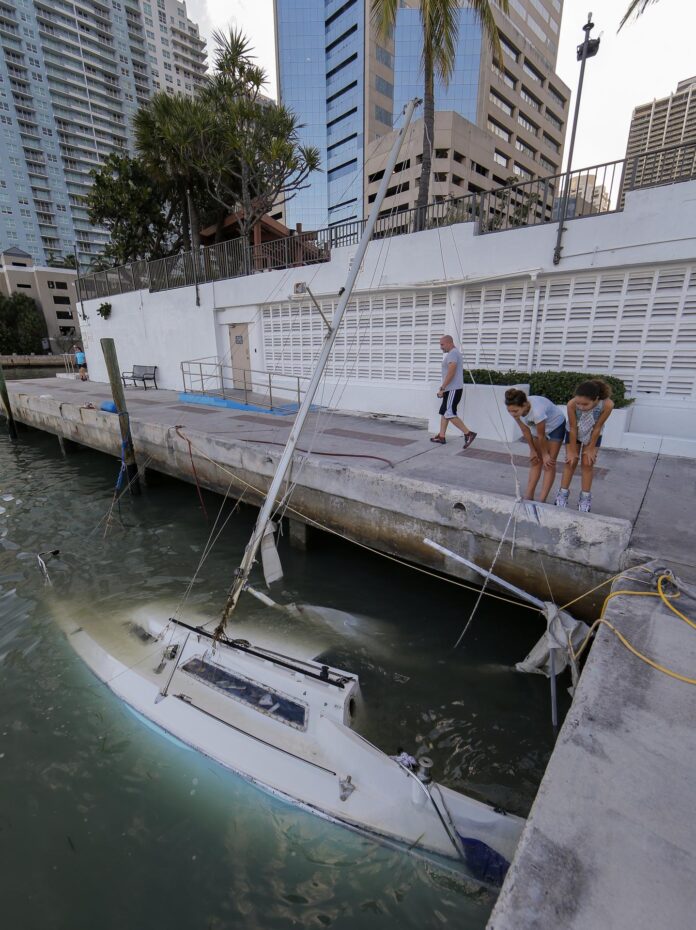 Vista de un barco en Brickell Avenue tras el paso de un huracán, en Miami, Florida (Estados Unidos). Imagen de archivo. EFE/Erik S. Lesser
