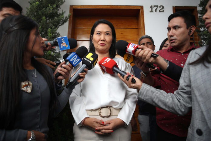 La candidata derechista Keiko Fujimori habla con periodistas este 10 de junio de 2026, en Lima (Perú). EFE/ Paolo Aguilar
