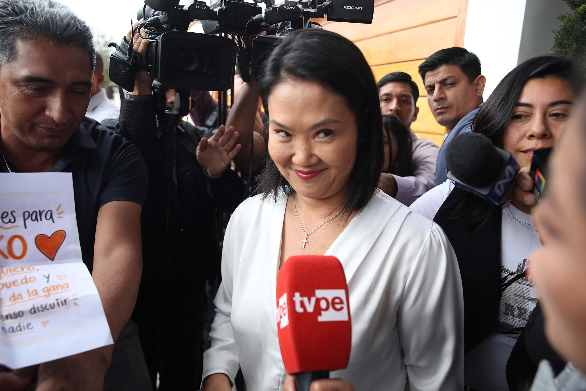 La candidata derechista Keiko Fujimori habla con periodistas este 10 de junio de 2026, en Lima (Perú). EFE/ Paolo Aguilar
