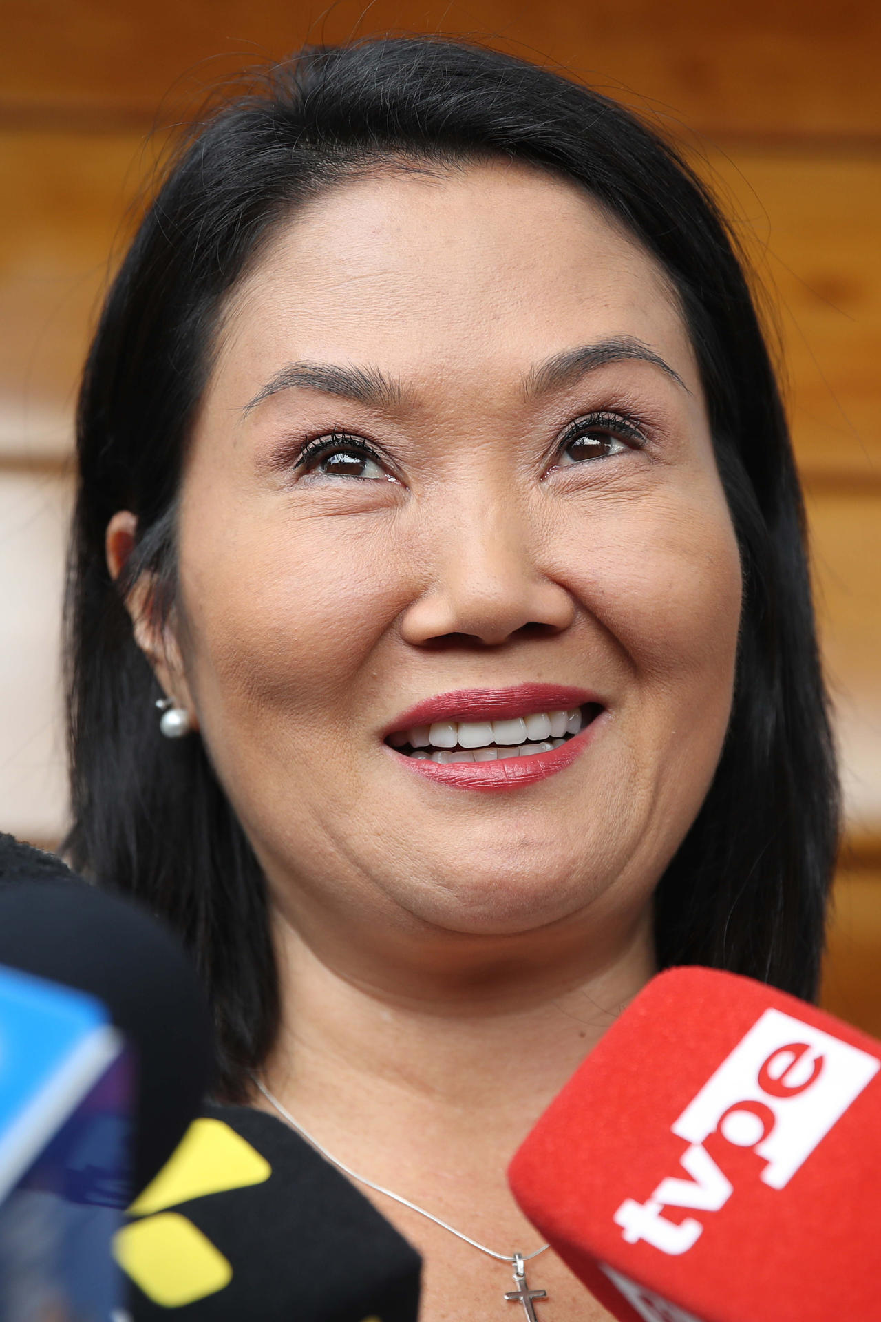 La candidata derechista Keiko Fujimori habla con periodistas este 10 de junio de 2026, en Lima (Perú). EFE/ Paolo Aguilar
