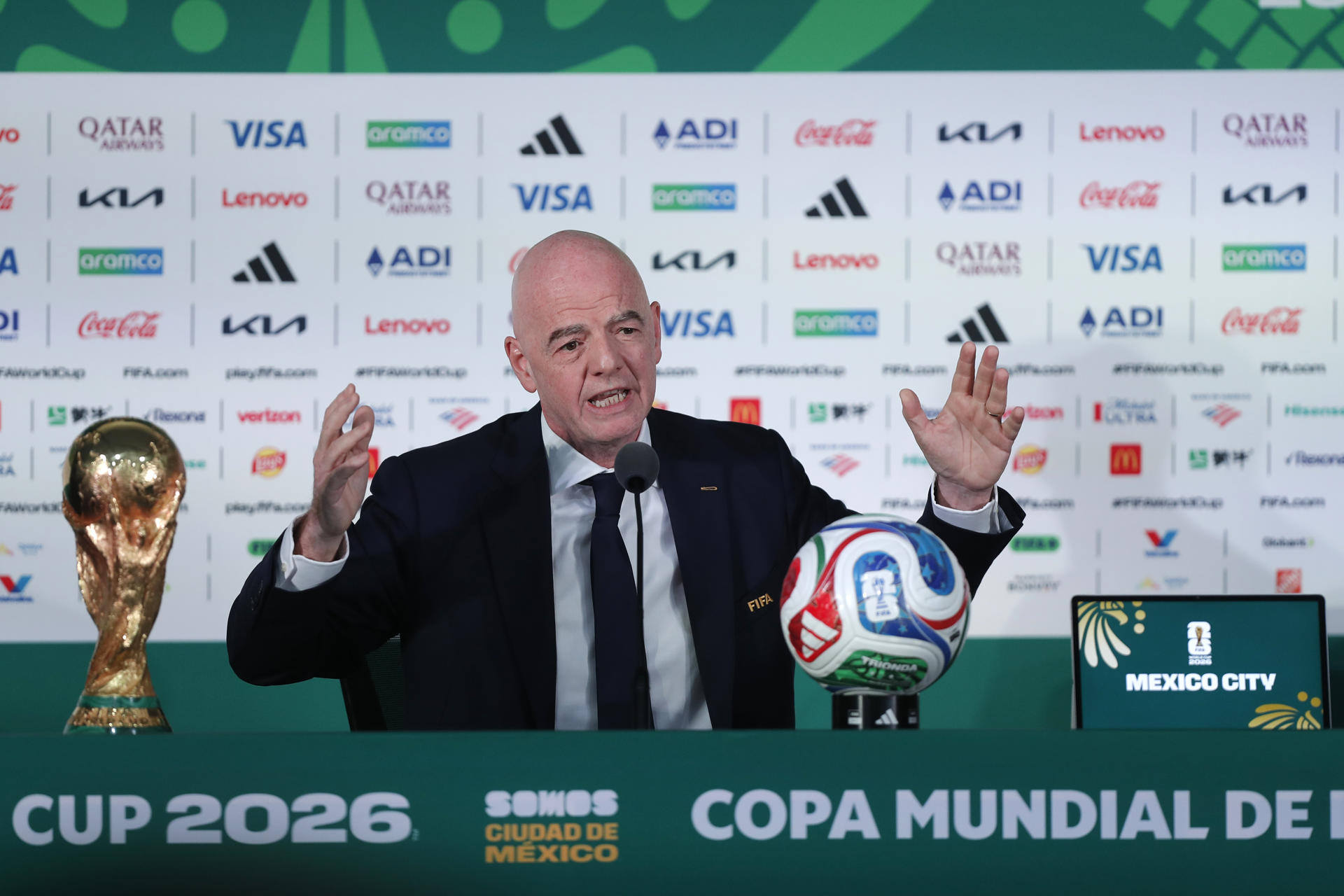 El presidente de la FIFA, Gianni Infantino, habla durante una rueda de prensa este miércoles, en Ciudad de México (México). EFE/ Isaac Esquivel