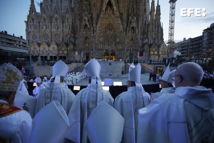 Los obispos salen de la Sagrada Familia tras la misa oficiada por el papa León XIV para asistir al acto de bendición de la Torre de Jesús, que se eleva a 172,5 metros y que es la culminación de la Iglesia católica más alta del mundo, este miércoles en Barcelona dentro de la visita oficial del Papa a España. EFE/Alberto Estévez
