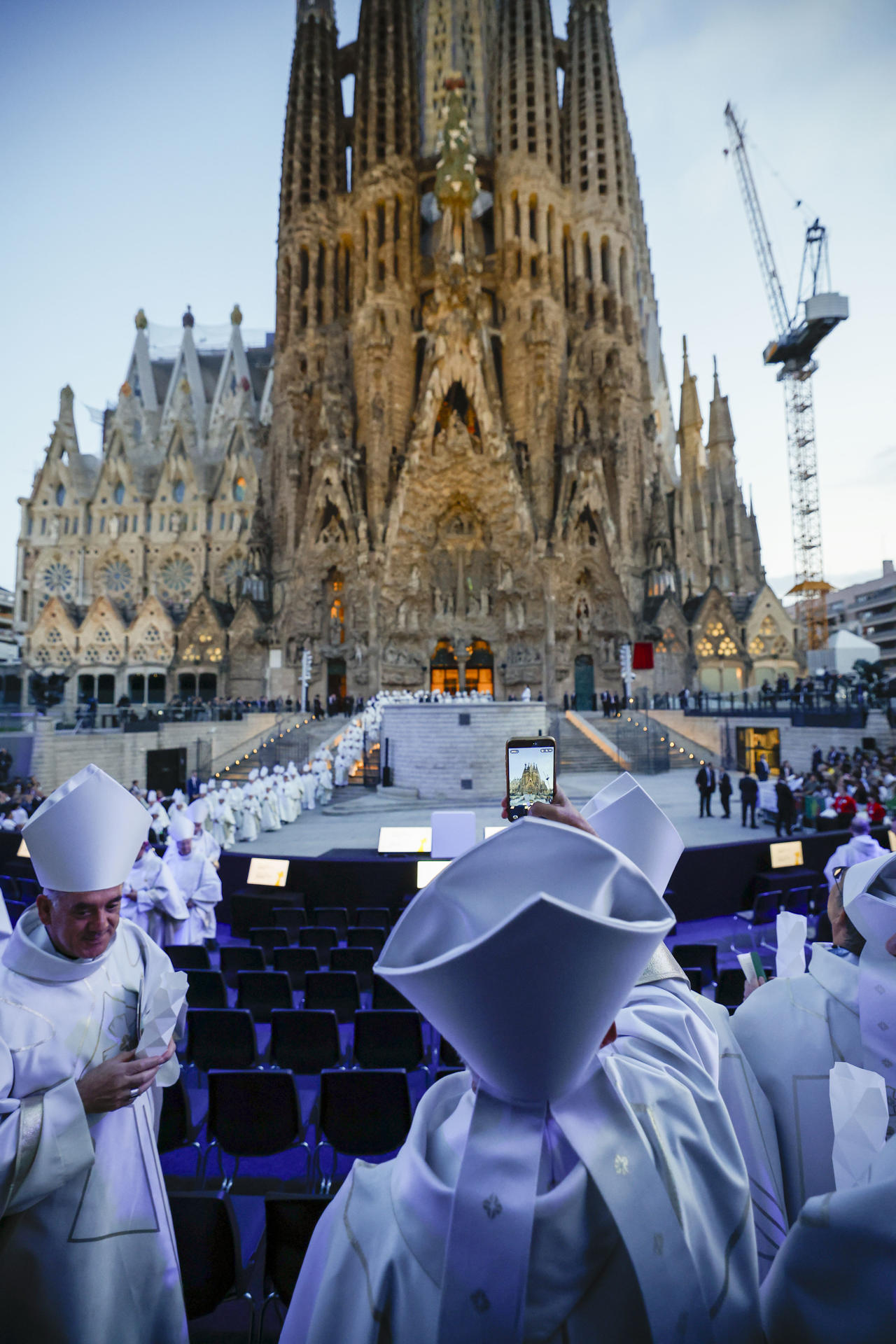 Los obispos salen de la Sagrada Familia tras la misa oficiada por el papa León XIV para asistir al acto de bendición de la Torre de Jesús, que se eleva a 172,5 metros y que es la culminación de la Iglesia católica más alta del mundo, este miércoles en Barcelona dentro de la visita oficial del Papa a España. EFE/Alberto Estévez
