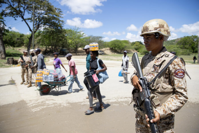 Un integrante del CESFRONT (Cuerpo Especializado de Seguridad Fronteriza Terrestre) de República Dominicana vigilan el paso fronterizo de Elías Piña en Elías Piña (República Dominicana). Imagen de archivo. EFE/ Orlando Barría
